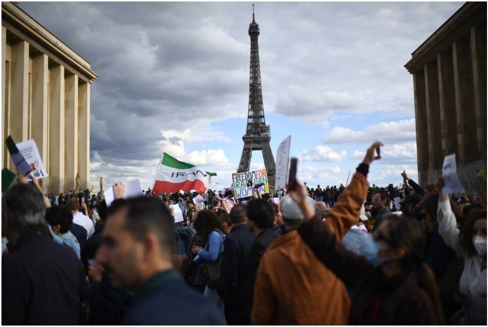 Europa Fierbe Proteste I La Paris St M Pe Un Butoi Cu Pulbere