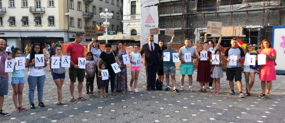 Manifest împotriva obligativității purtării măștii la școală. Părinții s-au strâns în Piața Operei din Timișoara: ”Vrem zâmbete, nu măști!”