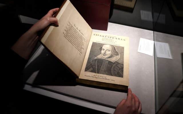 Un volum vechi din 1623, cu piesele lui Shakespeare, a fost vândut la un preț record de 9,97 milioane de dolari