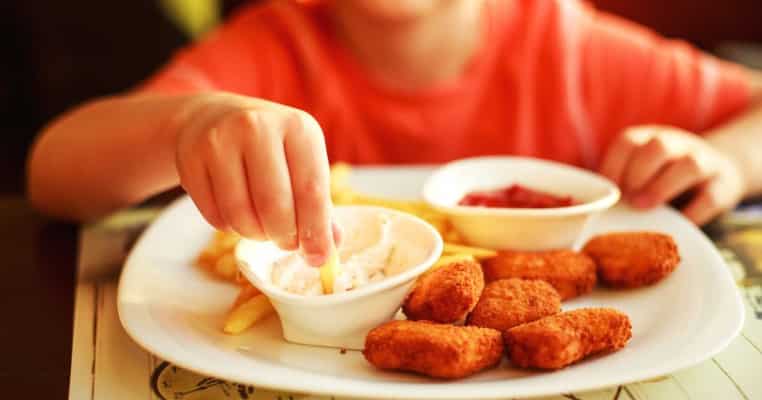 O mamă cere bonei daune emoționale de 600 de dolari pentru că le-a dat copiilor vegetarieni să mănânce nuggets de pui