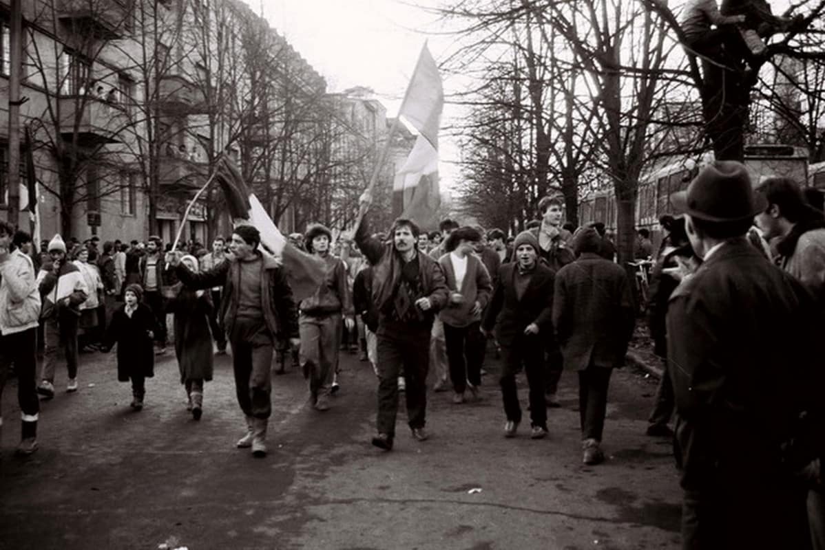 Un preot și enoriașii săi la revolta anticomunistă de la Timișoara, eroi neștiuți ai lui Decembrie 1989