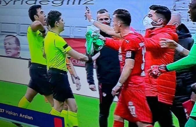 i-a arătat arbitrului pe telefon că mingea ieșise din teren la gol și a fost eliminat! – 2SPORT.RO