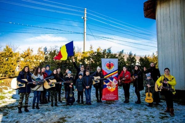 (VIDEO) Emoționant: Corul Parohiei Irești, cântec pentru Basarabia ~ InfoPrut