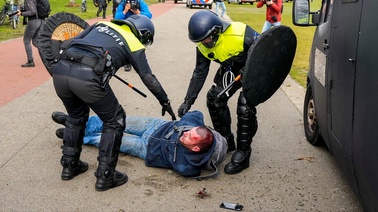 VIDEO: Poliția olandeză i-a bătut cu bestialitate pe protestatarii anti restricții