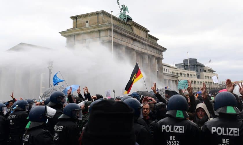 Nemții s-au săturat: Un an de politică a lockdownului – ajunge! Proteste în mai multe orașe din Germania