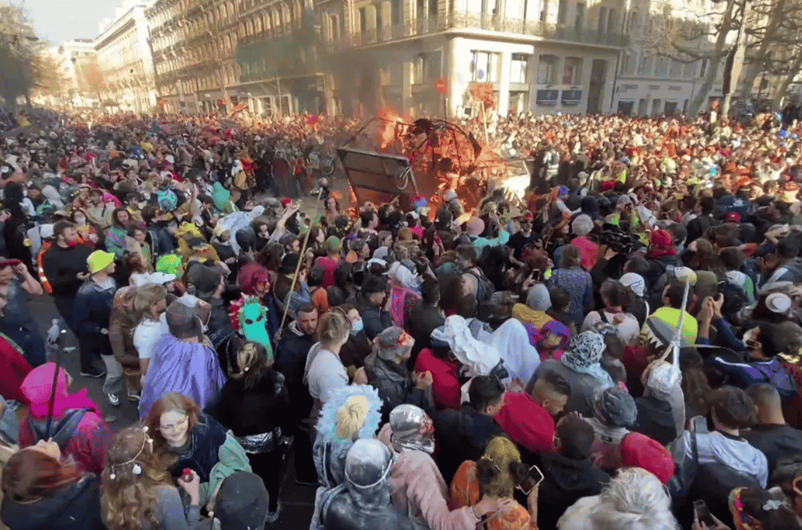 VIDEO: Francezii au organizat un carnaval în Marsilia