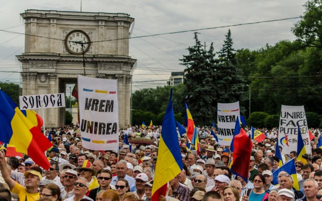 (SONDAJ) Aproape jumătate din populația Republicii Moldova vrea unirea cu România