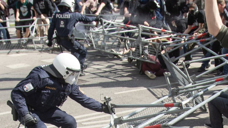 VIDEO: Manifestații violente la Viena. Incidente între Poliție și protestatari