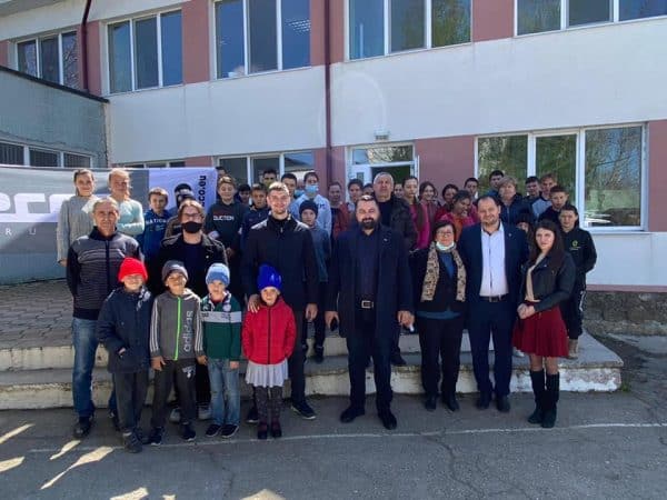 Parlamentari AUR, donație pentru școala românească din Aluatu ~ InfoPrut
