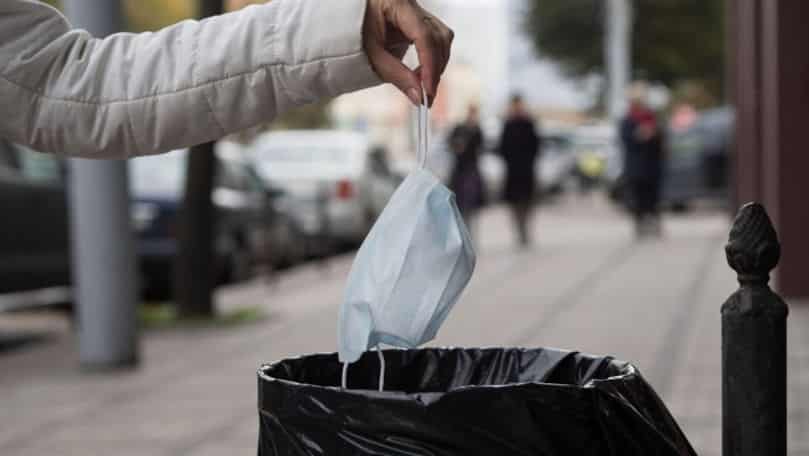 Purtarea măștii în aer liber nu mai este obligatorie în Israel