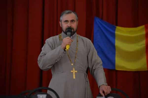 Singurul preot din R. Moldova care slujește în limbajul mimico-gestual, format în România ~ InfoPrut
