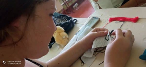 Atelier de cusut motive tradiționale, organizat de București pentru elevii și profesorii din sudul Basarabiei ~ InfoPrut