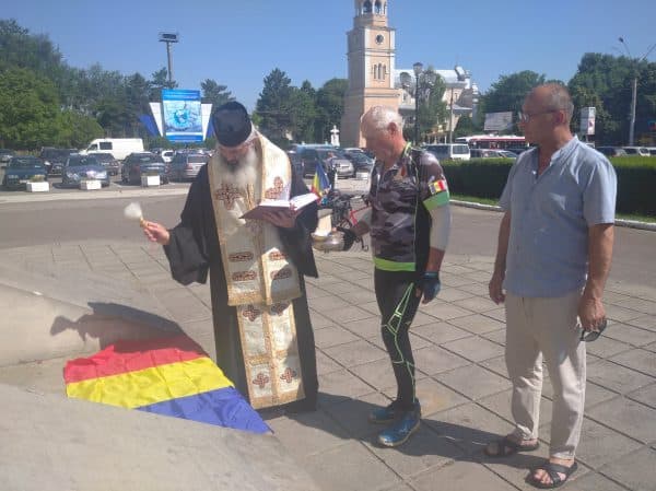 Tricolorul purtat de un veteran de război de la Nistru în Turul Unirii, sfințit de Episcopul de Bălți ~ InfoPrut