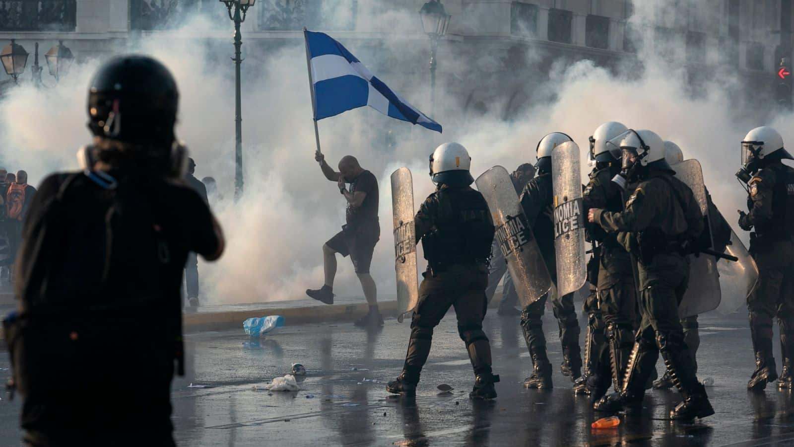 VIDEO: Un protest anti-vaccinare obligatorie din Grecia s-a lăsat cu violențe și arestări