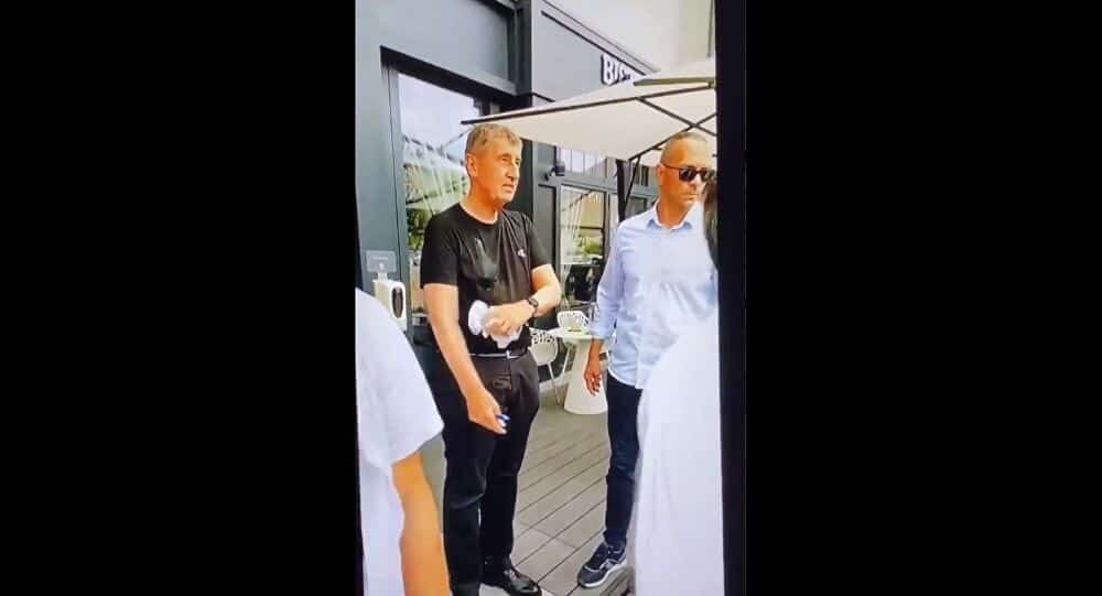 VIDEO: Premierul Cehiei, Andrej Babis, atacat cu ouă