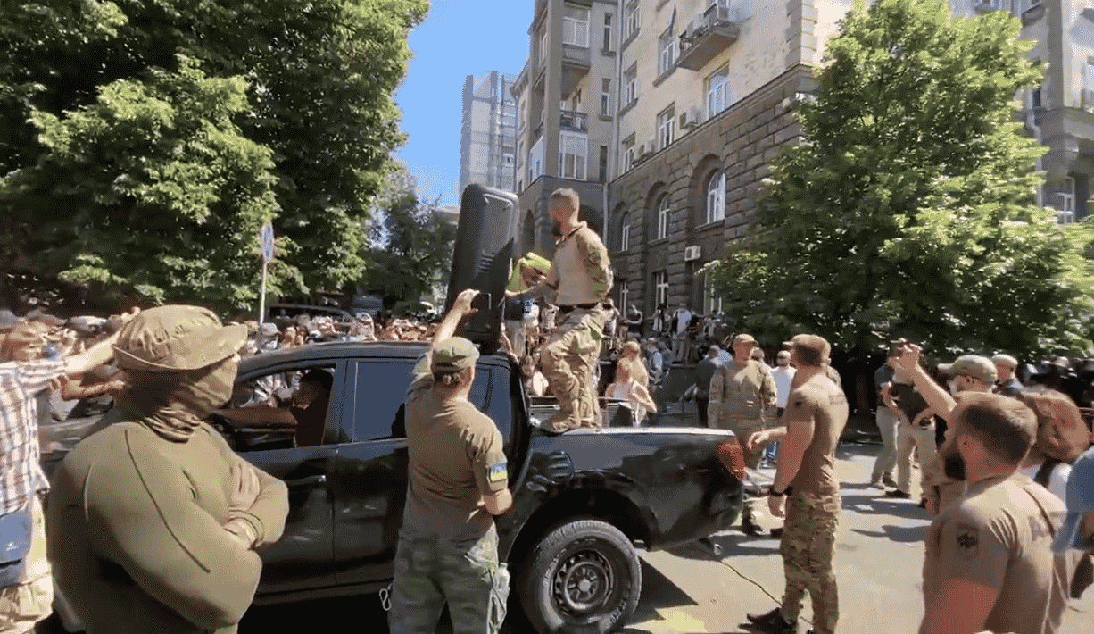 VIDEO: Proteste violente ale naționaliștilor ucraineni împotriva președintelui Volodimir Zelensky