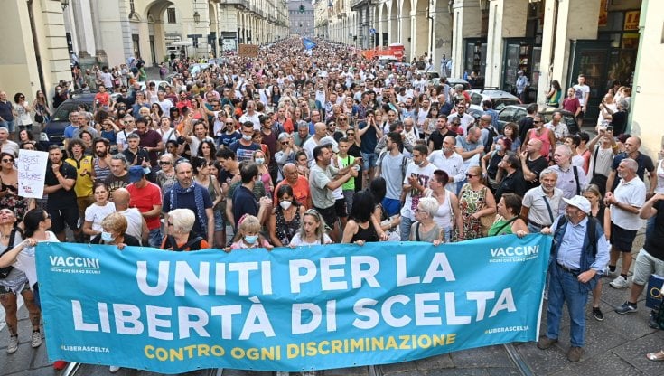 Proteste masive în Italia împotriva certificatul de vaccinare