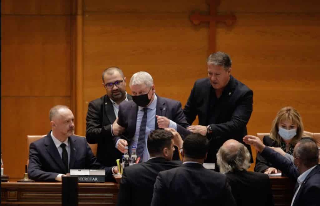 Cine e semi-infractorul, Florin Roman, care se ținea cu mâinile de microfon? Opriți-l!