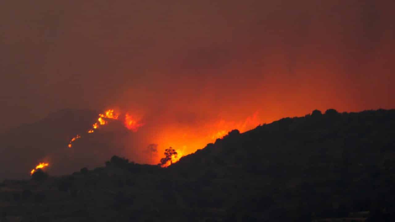 Arde pământul! Sute de pompieri se luptă cu flăcările din Andaluzia