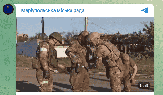 VIDEO: Imagini cu momentul în care soldații ucraineni din Azovstal sunt preluați în custodie de forțele rusești