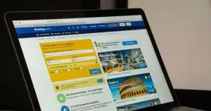 Comisia Europeană deschide o anchetă împotriva Booking.com pentru protecția turiștilor care rezervă online