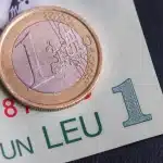 Euro coboară pentru a treia ședință consecutivă, până la 5,3373 lei, dolarul urcă