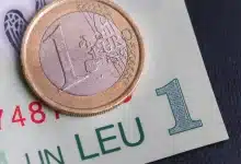Euro coboară pentru a treia ședință consecutivă, până la 5,3373 lei, dolarul urcă