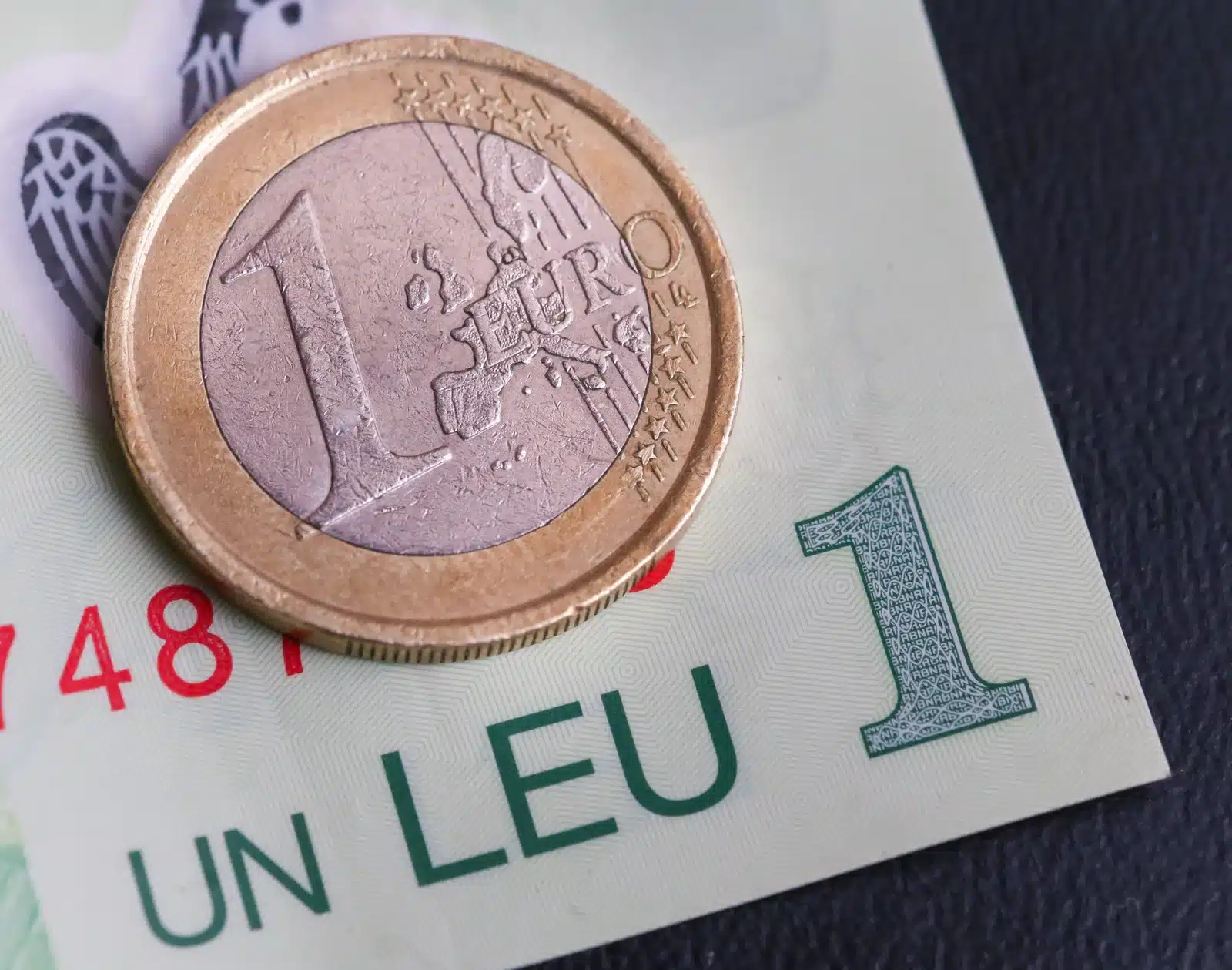 Euro coboară pentru a treia ședință consecutivă, până la 5,3373 lei, dolarul urcă