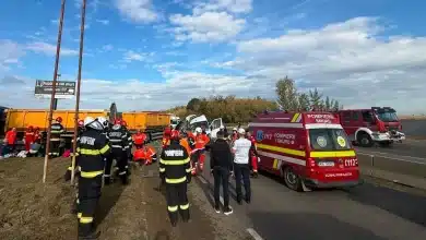 Un microbuz cu 16 oameni s-a izbit de o autobasculantă: trafic restricționat spre Chitila